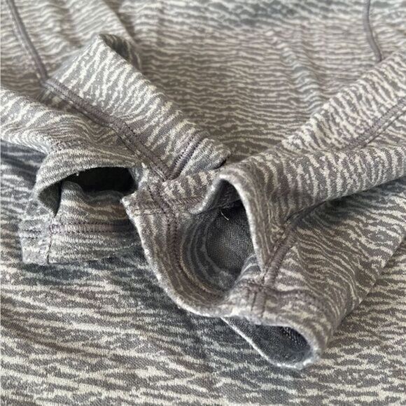 Lululemon Gray‎ Round Neck Thumb Holes Long Sleeves Running Pullover Top Size M - Picture 4 of 9
